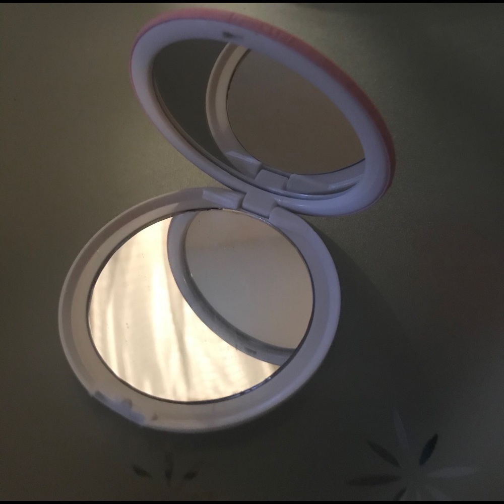 Cosmetic mirrors